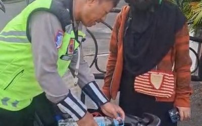 Humanis di Tengah Penegakan Hukum, Polisi Lalu Lintas Polrestabes Semarang Bantu Pengendara Kehabisan Bensin