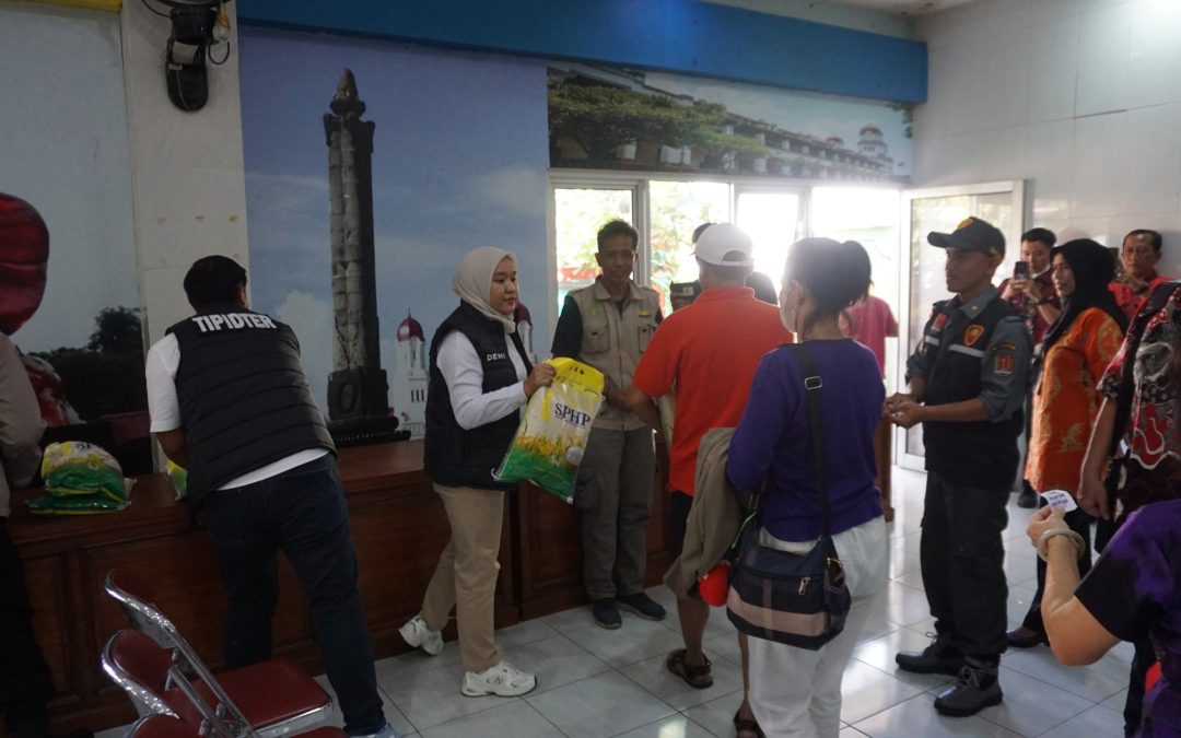 GERAKAN PANGAN MURAH POLRESTABES SEMARANG SALURKAN 1 TON BERAS UNTUK WARGA BRUMBUNGAN